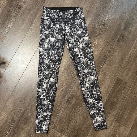 Lululemon Wonder Under Floral tights - Picture 2 of 13